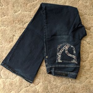 Jeans with back pocket embroidery
